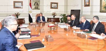 الرئيس عبد الفتاح السيسى مع رئيس الوزراء وعدد من المسؤولين