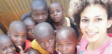 سارة الأمين مع مجموعة من الأطفال الأفارقة
