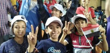 طلاب المدارس يساندون منتخب مصر الأولمبي بمدرجات ستاد القاهرة