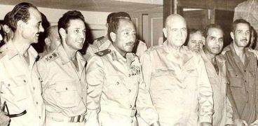 الرئيس الراحل أنور السادات في غرفة عمليات حرب 6 أكتوبر 1973
