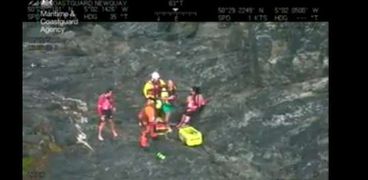 لقطة من فيديو لحظة إنقاذ زوجين وطفلهما بعدما احتجزوا بين الصخور