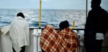 اختطاف مهاجرين لسفينة أنقذتهم بالقرب من السواحل الليبية