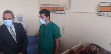 محافظ الإسماعيلية يتفقد المصابين في المستشفى