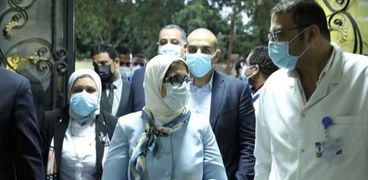 وزيرة الصحة توجه بتطوير مستشفى سوهاج التعليمي وتزويده بـ100 أسطوانة أكسجين