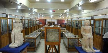 آثار معروضة داخل المتحف المصرى بكلية الأثار