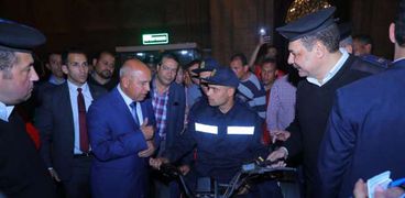 «الوزير» أثناء تفقده محطة مصر مساء أمس