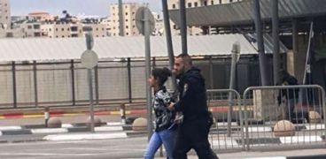 الاحتلال يعتقل طفلة فلسطينية