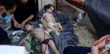 بعض الأطفال الذين تعرضوا للقصف الكيماوى فى «دوما» السورية