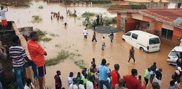 بالصور| عشرات القتلى جراء فيضانات في نيجيريا