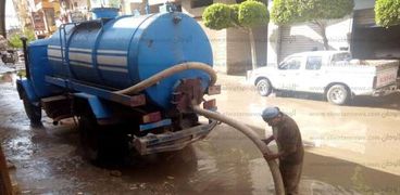 إزالة مياه الأمطار من شوارع الحامول