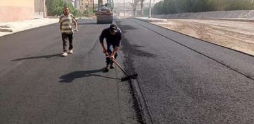 قيادات الإسكان بجهاز مدينة 15مايو يواصلون أعمال صيانة الطرق