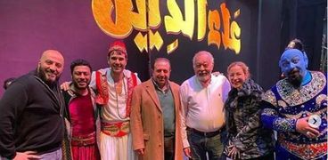 منة شلبي مع أحمد عز وأبطال مسرحية "علاء الدين"