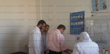 وكيل وزارة الصحه بمطروح خلال زيارته لمستشفى الحميات