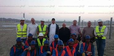 رئيس مدينة مرسى علم مع العاملين بالمحطة