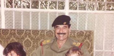 الرئيس صدام حسين في جلسة مع العائلة