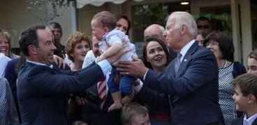 الرئيس المنتخب مع ابن عمه وعائلته خلال زيارته لأيرلندا