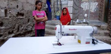 "من الاحتياج إلى الإنتاج" تسلم ماكينات خياطة للأسر الفقيرة بالفيوم