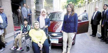 «آية» بجانب وزيرة التضامن بعد تسلّم سيارتها «صورة أرشيفية»