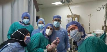 عملية ولادة قيصرية لمصابة بكورونا في جامعة المنصورة