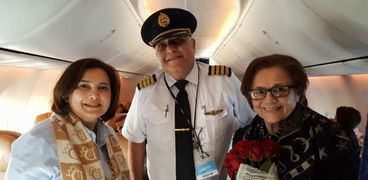بالصور| جميله بوحيرد مع طاقم رحلة "مصر للطيران"