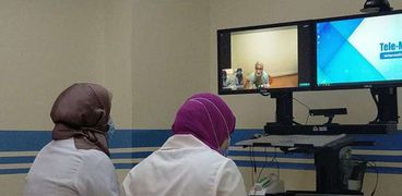 أطباء العيادة الذكية خلال اجراء مناظرات للحالات المرضية عبر الفيديو كونفرانس
