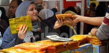 إقبال كبير على منتجات قمر الدين في معارض «أهلاً رمضان» في الجيزة