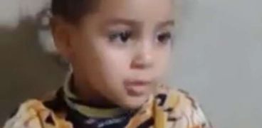 معلمه رياض أطفال تعذب طفله عمره 4 سنوات بالغربية بسبب تبولها ..فيديو