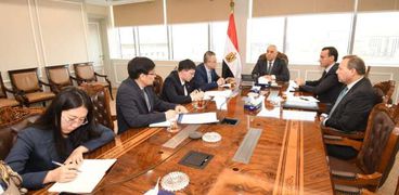 وزير الإسكان يلتقي القائم بأعمال السفير الصيني بالقاهرة
