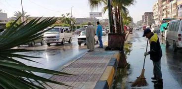 عمال النظافة في شوارع الإسكندرية لكسح المياه وتنظيفها