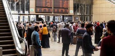 توافد الركاب بمحطة مصر مرة أخرى