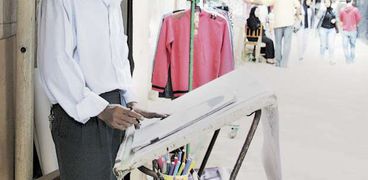 «السويسى» يرسم فى سوق إمبابة