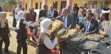 توزيع حقائب في مدرسة النويرات بابوقرقاص