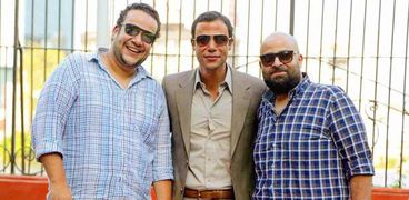 محمد إمام مع المؤلفين مصطفي صقر ومحمد عز