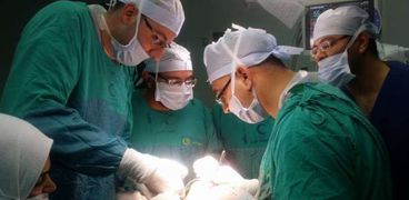 الدكتور إيهاب أثناء العملية الجراحية
