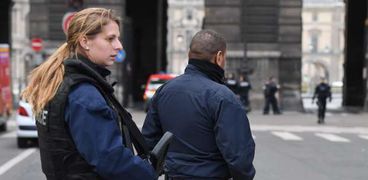 بالصور| الشرطة الفرنسية تطوق متحف اللوفر بعد حادث إطلاق نار