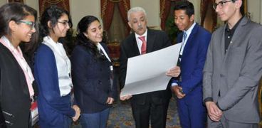 وزير التربية والتعليم خلال لقائه مع عدد من طلاب المدارس المكرمين من رئيس الوزراء