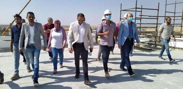 نائب وزير الإسكان يتفقد مشروعات المياه والصرف بمدينة العلمين الجديدة