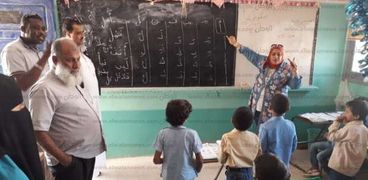 مدير عام إدارة مطروح التعليمية خلال متابعة مدرسة أولاد موسى برأس الحكمة
