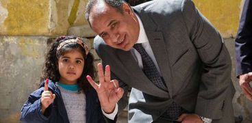 محافظ الإسكندرية يلتقط صورة  مع طفلة بالحبر الفسفوري