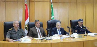 محافظ المنيا يترأس اجتماع اللجنة العليا للبت