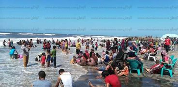 زحام بشواطئ مصيف بلطيم