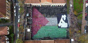 مئات الإسبان يرسمون العلم الفلسطيني