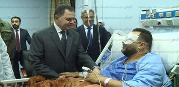 اللواء محمود توفيق وزير الداخلية يزور مصابين تفجير الدرب الأحمر