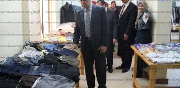 رئيس جامعة كفر الشيخ يفتتح معرض ملابس خيري