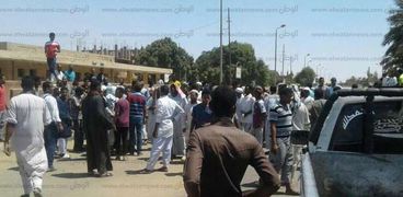أهالي دراو يقطعون الطريق الزراعي احتجاجا على مد مواسير لإلقاء الصرف الصحى بالنيل