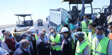 الفريق المهندس كامل الوزير وزير النقل يتابع أعمال تنفيذ مشروعات الطرق والكبارى