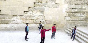 أطفال «الدرب الأحمر» يلعبون الكرة فى الساحة الأثرية