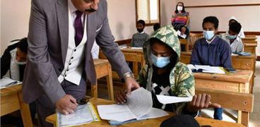 محافظ أسوان يتابع لجان امتحانات الشهادة الإعدادية