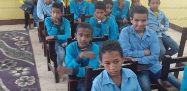 تلاميذ مدرسة وادي عباد بأسوان