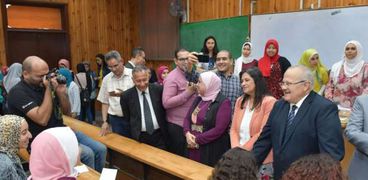 الدكتور محمد الخشت- رئيس الجامعة يتفقد الانتخابات في كلية الإعلام
